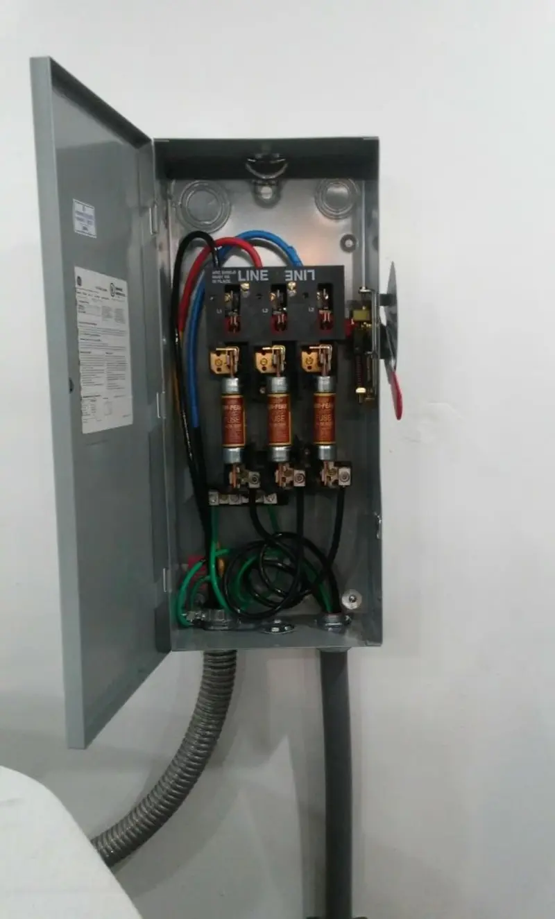Three-phase disconnect switch installed for Smoke Detector Installation in Payson